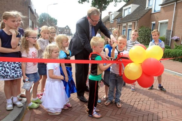 Vernieuwde polderstraat feestelijk geopend